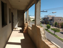 PRÉDIO COM 02 LOJAS E 01 APARTAMENTO E ÁREA DE COBERTURA