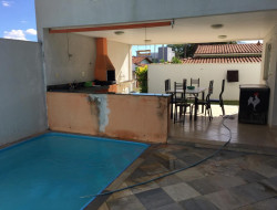 CASA COM PISCINA EM FURNAS