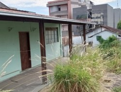 CASA COM BARRACÃO NA RUA CORONEL DOMINGOS/CENTRO