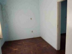 CASA COM BARRACÃO NA RUA CORONEL DOMINGOS/CENTRO