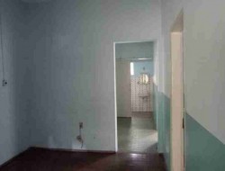 CASA COM BARRACÃO NA RUA CORONEL DOMINGOS/CENTRO