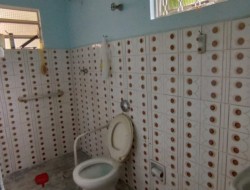 CASA COM BARRACÃO NA RUA CORONEL DOMINGOS/CENTRO