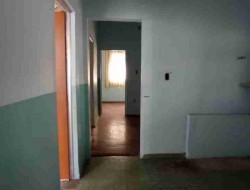 CASA COM BARRACÃO NA RUA CORONEL DOMINGOS/CENTRO