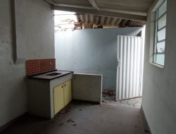 CASA COM BARRACÃO NA RUA CORONEL DOMINGOS/CENTRO