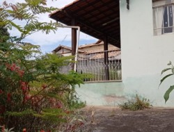 CASA COM BARRACÃO NA RUA CORONEL DOMINGOS/CENTRO