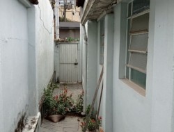 CASA COM BARRACÃO NA RUA CORONEL DOMINGOS/CENTRO