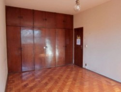 CASA DE ESQUINA PRÓXIMO AO CENTRO
