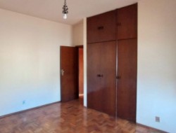 CASA DE ESQUINA PRÓXIMO AO CENTRO