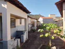 CASA DE ESQUINA PRÓXIMO AO CENTRO