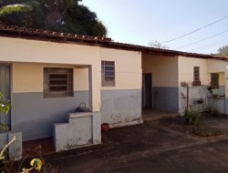 CASA DE ESQUINA PRÓXIMO AO CENTRO
