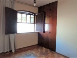 CASA DE ESQUINA PRÓXIMO AO CENTRO