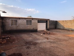 CASA NO BAIRRO SENADOR VALADARES