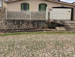 CASA COM 2 LOTES NO BAIRRO PROVIDÊNCIA