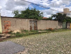CASA COM 2 LOTES NO BAIRRO PROVIDÊNCIA
