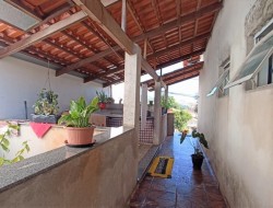 CASA NO BAIRRO SÃO CRISTOVÃO COM 3 LOJAS EM BAIXO