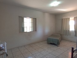 CASA NO BAIRRO SÃO CRISTOVÃO COM 3 LOJAS EM BAIXO