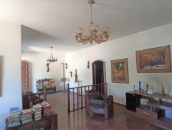 CASA EM EXCELENTE PONTO COMERCIAL
