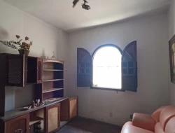 CASA EM EXCELENTE PONTO COMERCIAL