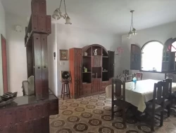 CASA EM EXCELENTE PONTO COMERCIAL