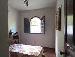 CASA EM EXCELENTE PONTO COMERCIAL
