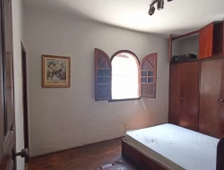 CASA EM EXCELENTE PONTO COMERCIAL