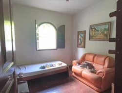 CASA EM EXCELENTE PONTO COMERCIAL