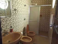 CASA EM EXCELENTE PONTO COMERCIAL