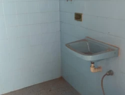CASA EM EXCELENTE PONTO COMERCIAL