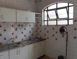 CASA EM EXCELENTE PONTO COMERCIAL
