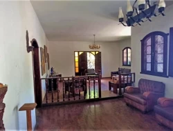 CASA EM EXCELENTE PONTO COMERCIAL