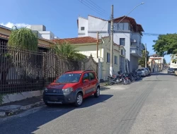 CASA LOCALIZADA NO CENTRO  DE PARÁ DE MINAS / RUA COMERCIAL