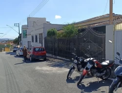 CASA LOCALIZADA NO CENTRO  DE PARÁ DE MINAS / RUA COMERCIAL