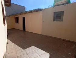 CASA LOCALIZADA NO CENTRO  DE PARÁ DE MINAS / RUA COMERCIAL