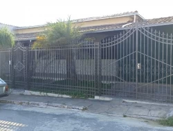 CASA LOCALIZADA NO CENTRO DE PARÁ DE MINAS / RUA COMERCIAL