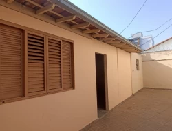 CASA LOCALIZADA NO CENTRO DE PARÁ DE MINAS / RUA COMERCIAL