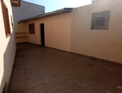 CASA LOCALIZADA NO CENTRO DE PARÁ DE MINAS / RUA COMERCIAL