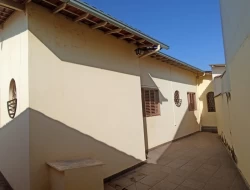 CASA LOCALIZADA NO CENTRO DE PARÁ DE MINAS / RUA COMERCIAL