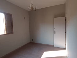 CASA LOCALIZADA NO CENTRO DE PARÁ DE MINAS / RUA COMERCIAL