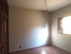 CASA LOCALIZADA NO CENTRO DE PARÁ DE MINAS / RUA COMERCIAL