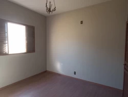 CASA LOCALIZADA NO CENTRO DE PARÁ DE MINAS / RUA COMERCIAL