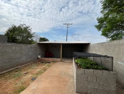CASA NO BAIRRO SENADOR VALADARES / PARÁ DE MINAS