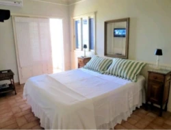 CASA À VENDA EM ESCARPAS DO LAGO-CAPITÓLIO-MG