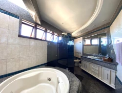 CASA DE ESQUINA À VENDA - BAIRRO SÃO LUÍS - PARÁ DE MINAS-MG