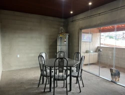 CASA COM 2 LOJAS COMERICIAIS À VENDA - BAIRRO RECANTO DA LAGOA - PARÁ DE MINAS-MG