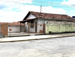 CASA DE ESQUINA À VENDA - BAIRRO SÃO FRANCISCO - PARÁ DE MINAS - MG