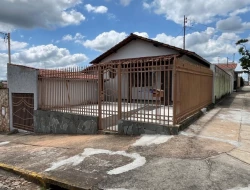 CASA DE ESQUINA À VENDA - BAIRRO SÃO FRANCISCO - PARÁ DE MINAS - MG