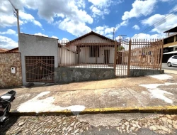 CASA DE ESQUINA À VENDA - BAIRRO SÃO FRANCISCO - PARÁ DE MINAS - MG