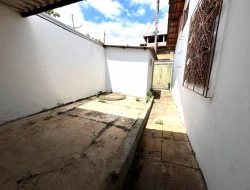 CASA DE ESQUINA À VENDA - BAIRRO SÃO FRANCISCO - PARÁ DE MINAS - MG