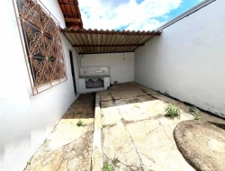 CASA DE ESQUINA À VENDA - BAIRRO SÃO FRANCISCO - PARÁ DE MINAS - MG