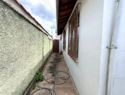CASA DE ESQUINA À VENDA - BAIRRO SÃO FRANCISCO - PARÁ DE MINAS - MG